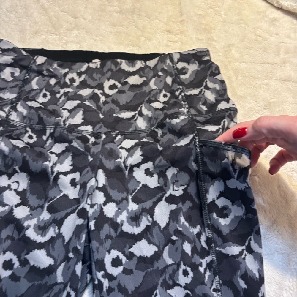 Chico's Zenergy Leggings Small (4/6) Black Gray Abstract Print Stretchy Pockets - Picture 7 of 13